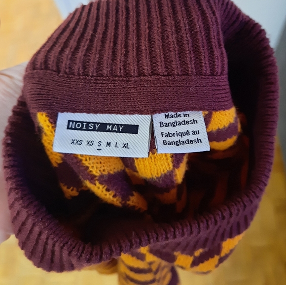 Noisy May Star Orange-Burgundy Cropped Mock Neck Sweater - Picture 3 of 6